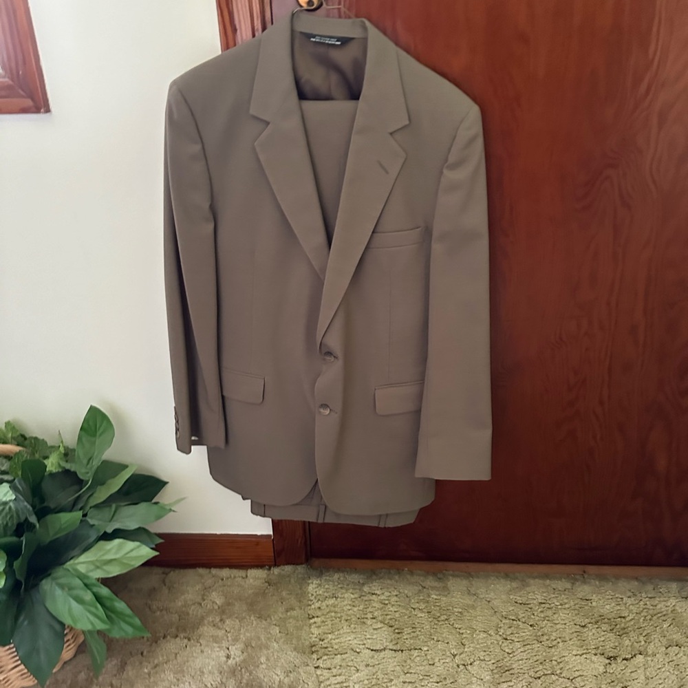 Elegant Men's Suit in Taupe